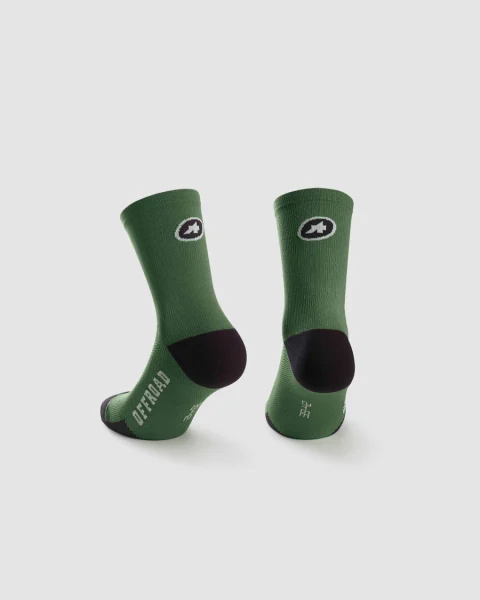 cykelsokker fra assos XC Socks i farven mørkegrøn - Set bagfra