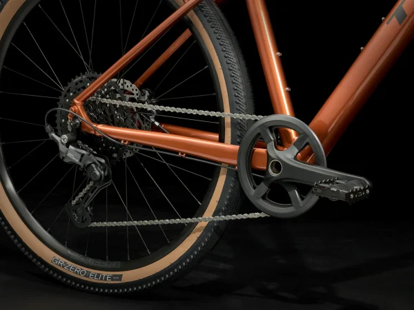 En hybridcykel fra Trek model Dual Sport 3 i farven pennyflake (Orange) - Baghjul og tandhjul set fra siden