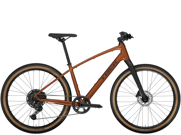 En hybridcykel fra Trek model Dual Sport 3 i farven pennyflake (Orange)