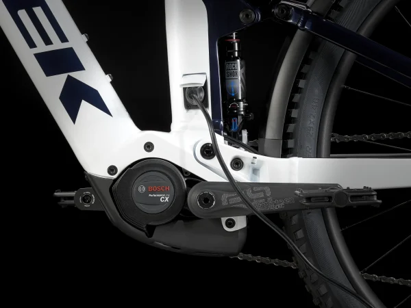 Robust el-mountainbike fra Trek Model Powerfly FS 7 i farven hvid/blå - Her ses kranken + batteriet som oplades