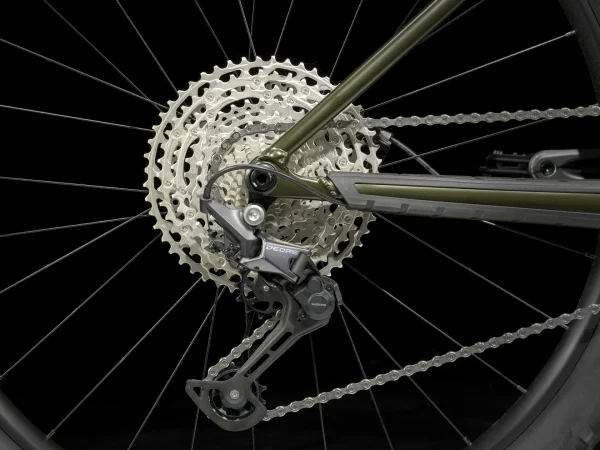 MTB-cykel fra Trek model Roscoe 7 i farven Satin Black Olive - bagerste del af stel + tandhjul