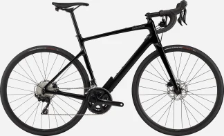 Landevejs cykel fra cannondale model Synapse carbon 3 L i farven sort - set fra siden