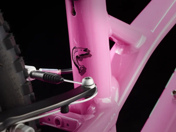 Børne MTB fra Trek model Wahoo 20 Path i farven pink/blå - detalje ved sadlen